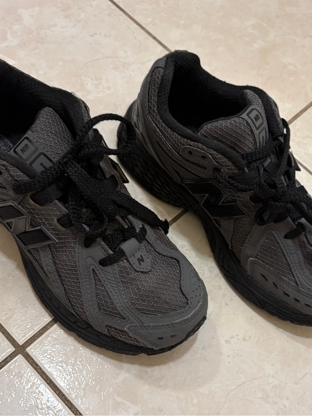 New Balance Gray and Black Trail-Style Sneakers Boys size 4 - Picture 3 of 15